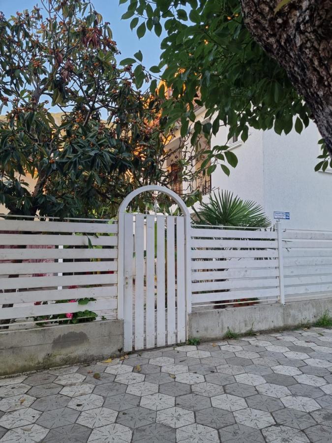 White House Hotel Gagra Bagian luar foto